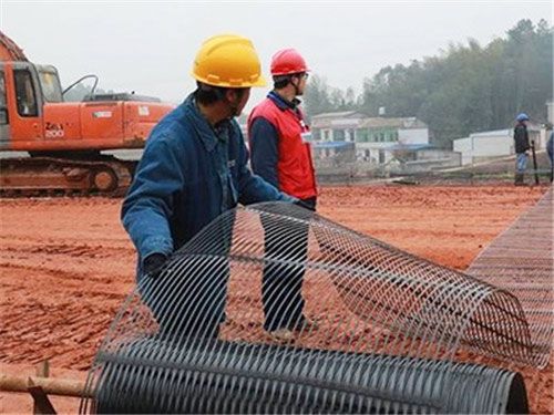 梅州至潮汕铁路站前单向土工格栅施工