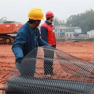 梅州至潮汕铁路站前单向土工格栅施工